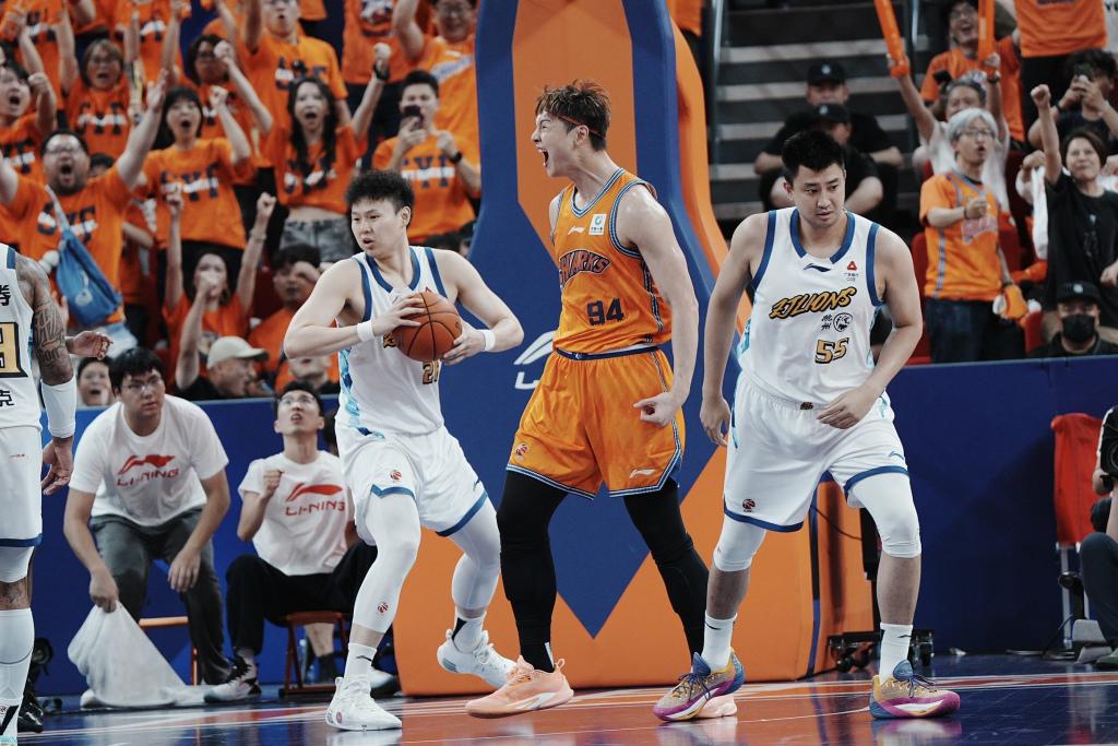 球盟会体育NBA官方晒总冠军定妆照:尼克斯17人出镜 索汉和杰米森没拍上?