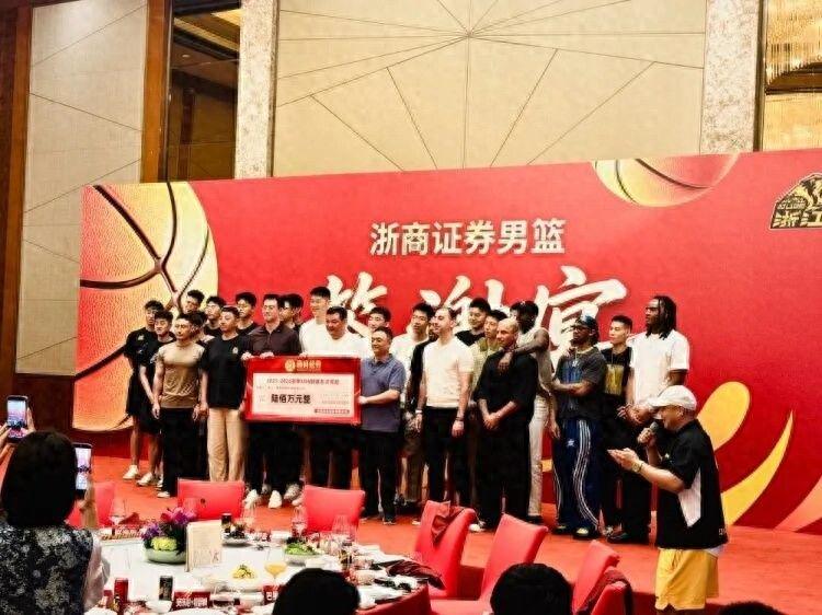 球盟会体育-名记交易方案：火箭2主力1首轮换29岁明星！若能达成，首发太豪华