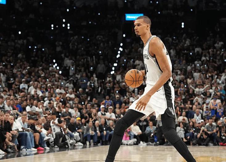 球盟会体育同样是NBA传奇巨星,为何科比营销害人,詹姆斯营销却无害?